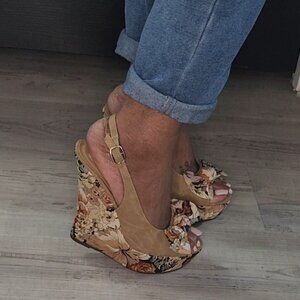 Tan Flower Wedge Open Toe Sandals Size 7.5